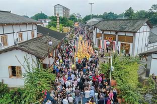 气氛拉满！媒体人：泰山申花开赛前两个多小时，奥体已有不少球迷